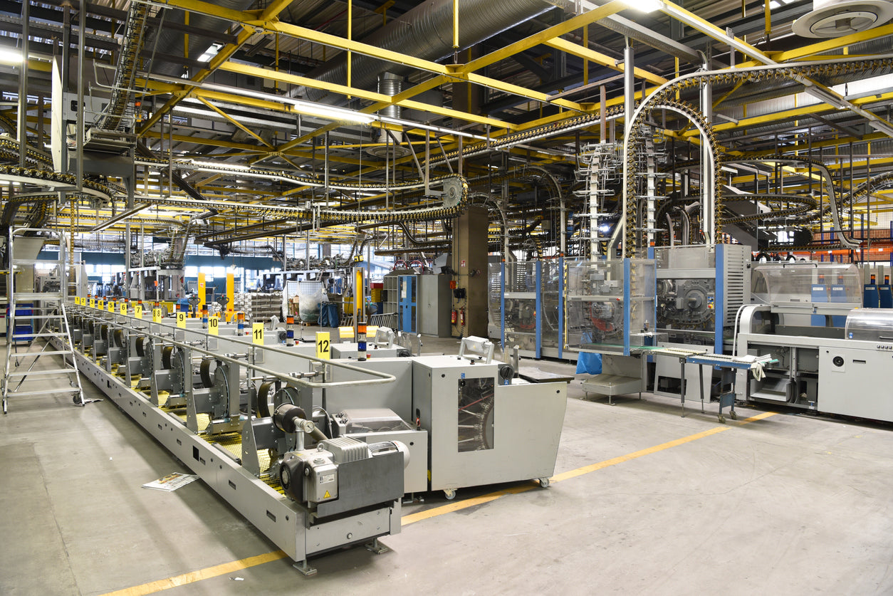 Produktionshalle mit Fertigungsanlagen - Industrie & Metallverarbeitung - Für Maschinen und Anlagen