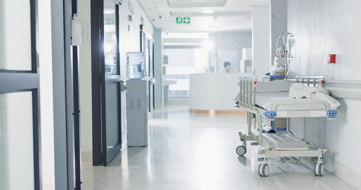 Klinikflur mit Krankenbett - Hygiene & Gesundheitswesen - Sauberkeit und Reinheit für sensible Einsatzbereiche