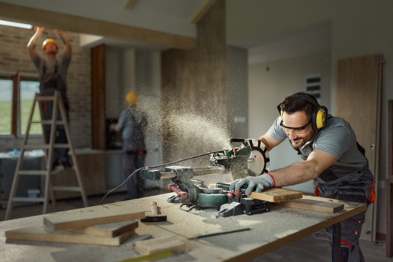 Handwerker bei der Holzbearbeitung mit Kappsäge - Handwerk - Starke Reiniger für Material und Werkzeuge