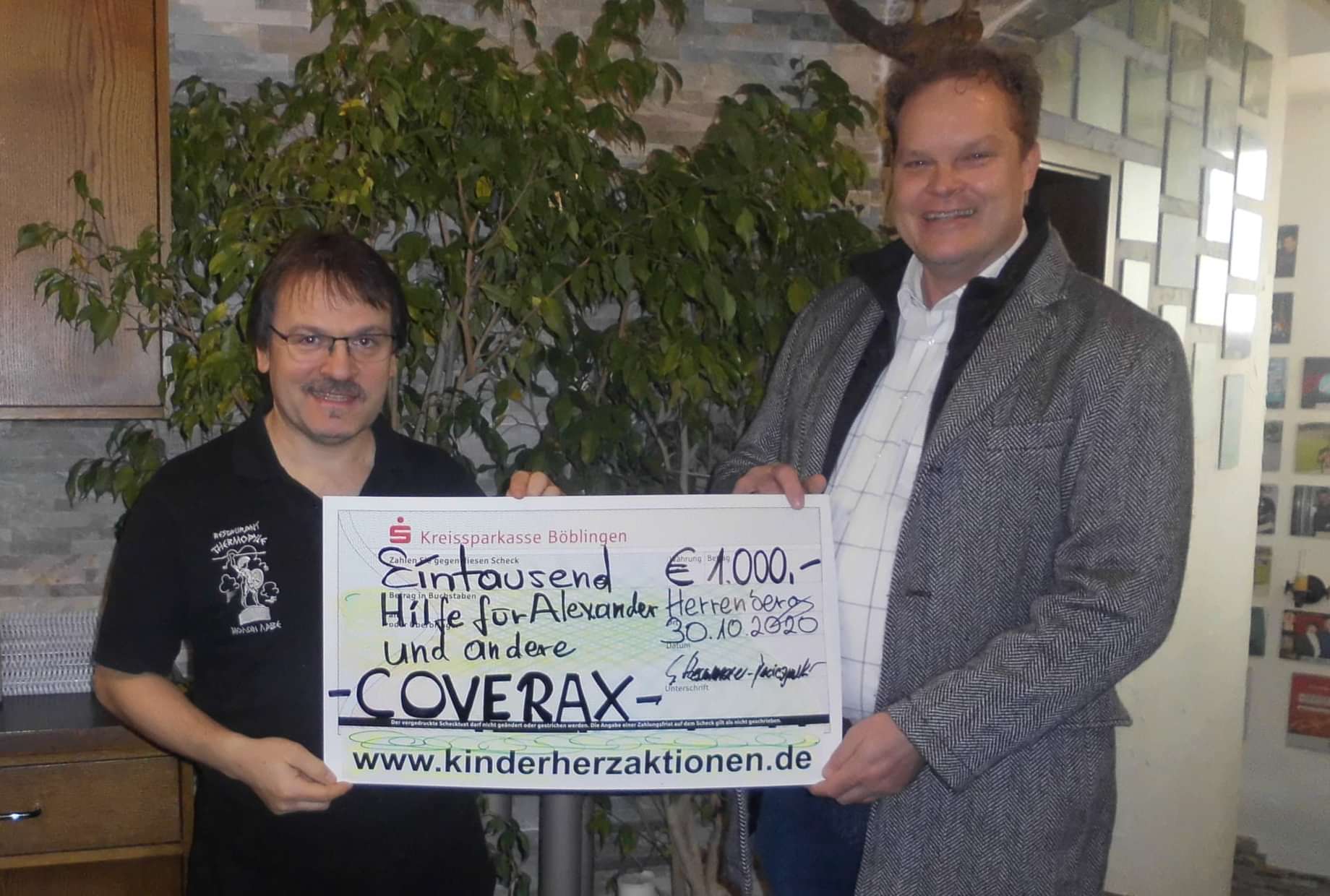 Großes Herz für Krebskranken Alexander. Herr Hesselmaier überreicht einen symbolischen Check über 1000€